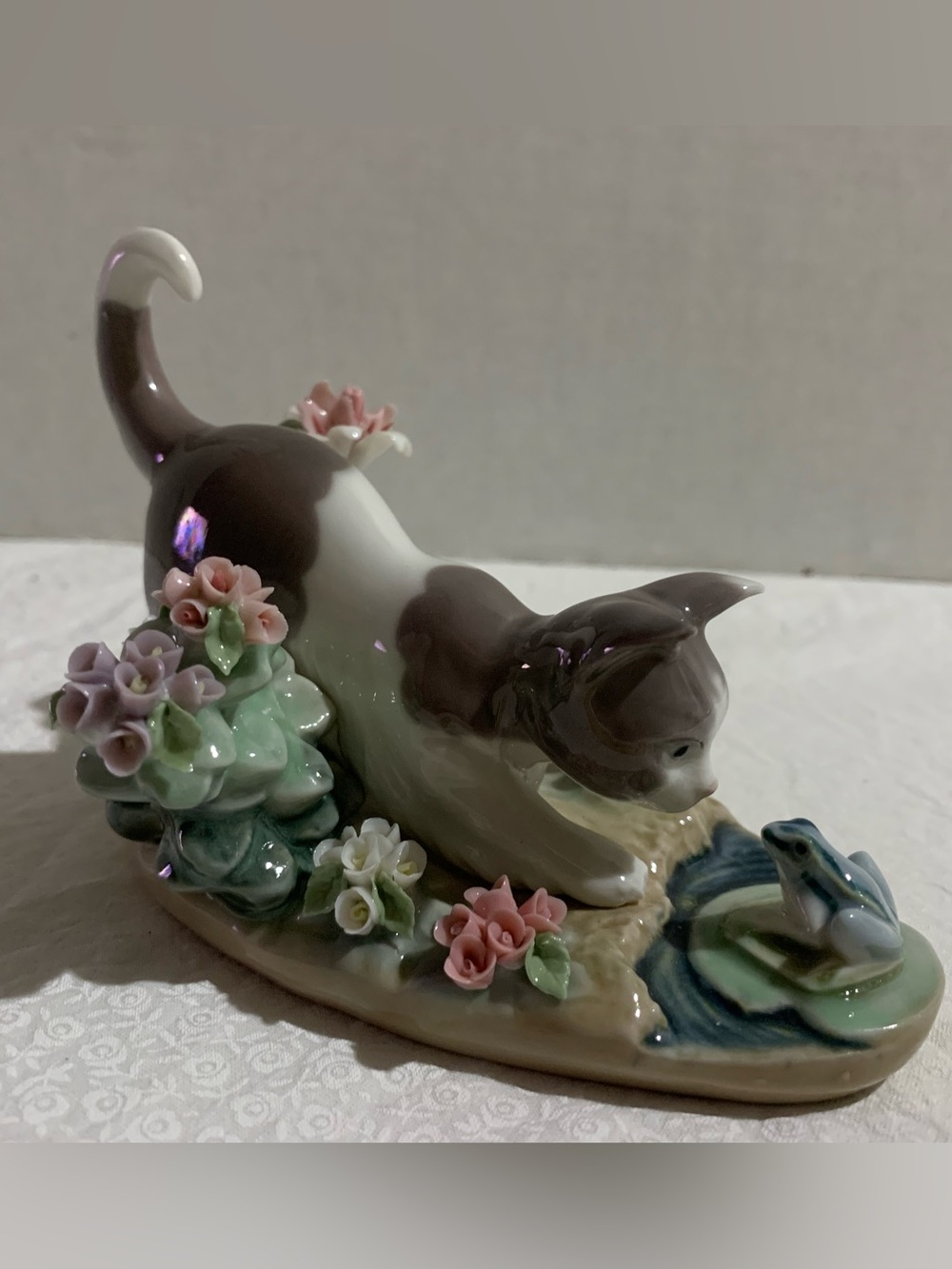 Lladro Porcelain Figurine #1442 “Kitty Confrontation” Kitty Meets Frog with Box